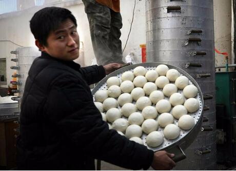 85后馒头哥月赚2万 日卖8000个馒头
